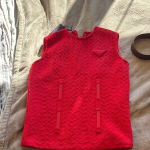 Red Sleeveless Top with Wave Pattern

Jacquard wave